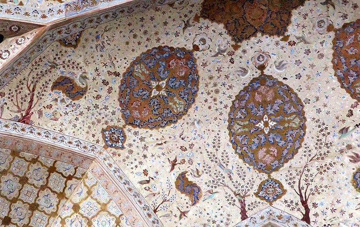 Ali Qapu: decoration of the ceiling of one of the main halls
