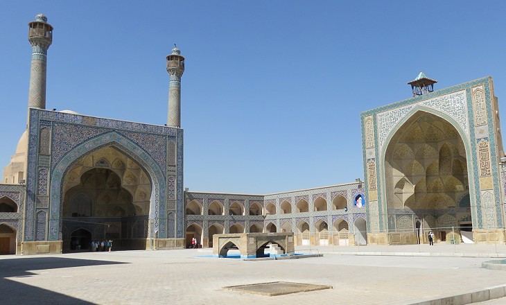 Friday Mosque: courtyard and southern (left) and western (right) iwans