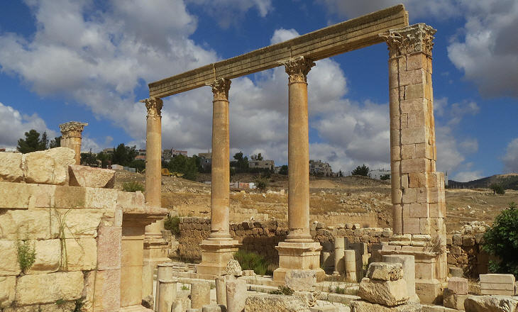 Corinthian columns - s in the plan