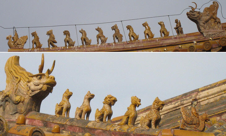 Roof decoration with statues bringing good luck