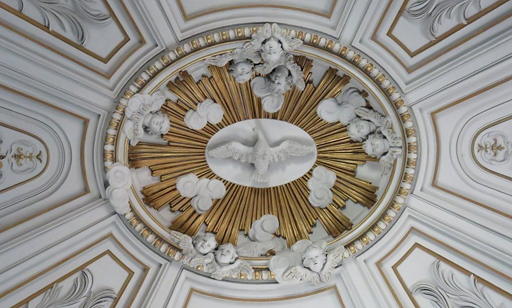 Decoration of the interior of the elliptical dome